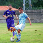 Alfaro presiona a un jugador del Celta B en el partido del miércoles.-Photo-deporte