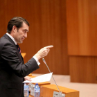 El consejero de Fomento y Medio Ambiente, Juan Carlos Suárez-Quiñones, durante su intervención en el pleno de las Cortes de Castilla y León.-ICAL