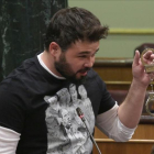Gabriel Rufián muestra unas esposas, el pasado miércoles en el Congreso.-DAVID CASTRO