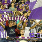 Aficionados blanquivioleta animan a su equipo.-J.M.L.