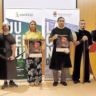 Estela Crespo y Jorge López, junto a varios voluntarios disfrazados como en la novela de J. R. R. Tolkien.-E. M.