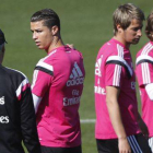 Cristiano Ronaldo y Ancelotti conversan durante el entrenamiento del Real Madrid, este martes.-Foto: AGUSTIN CATALAN