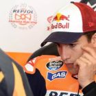 Márquez escucha a un mecánico en  Motegi.-Foto: AFP / TOSHIFUMI KITAMURA