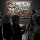 La directora del  Museo de Escultura,  María Bolaños, junto a las ‘Tentaciones de San Antonio’, el cuadro de Jan Brueghel de Velours que articula la exposición. En la fotografía del centro, Didier Belondrade, contempla la escultura de un demonio de madera-