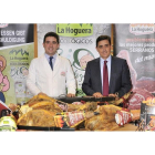 Teo y Carlos Martínez posan ante parte de la gama de productos de La Hoguera en sus instalaciones de 17.000 metros cuadrados de San Pedro Manrique.-VALENTÍN GUISANDE