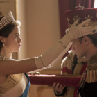 Claire Foy, como Isabel II, y Matt Smith, como el duque de Edimburgo, en la segunda temporada de The crown.-NETFLIX