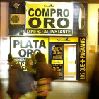 Escaparate de una tienda de compraventa de oro en una calle de Valladolid.-J.M.LOSTAU