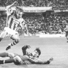 El centrocampista blanquivioleta Chema salta por encima del ruso Ananko, durante el último partido europeo del Real Valladolid.-J.M. LOSTAU
