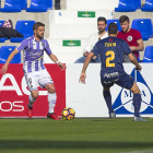 Balbi intenta driblar al ex blanquivioleta Tekio durante el reciente UCAM-Real Valladolid.-ARABA PRESS