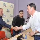 José Antonio de Miguel y Antonio Pardo se saludan al inicio del acto de la PPSO ayer en Soria.-VALENTÍN GUISANDE