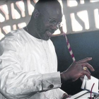 Weah deposita su voto en Monrovia, donde ha sido elegido senador.-/ AFP / ZOOM DOSSO