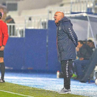 Luis César da una instrucción durante el partido de Copa disputado el martes en Leganés.-LOF