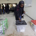 Una mujer desplazada por culpa de Boko Haram vota en la ciudad de Yola.-Foto:   AP / SUNDAY ALAMBA