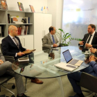 El vicepresidente del Govern, Oriol Junqueras, con el responsable de relaciones institucionales de Rbnb, Chris Lehane.-