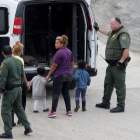 Oficiales migratorios de los EEUU detienen a una mujer y sus hijos.-REUTERS MOHAMMED SALEM