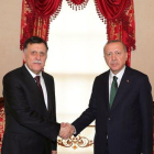 Encuentro entre el primer ministro del Gobierno libio del GNA, Fayez al-Sarraj (izquierda), y el presidente de Turquía, Recep Tayyip Erdogan (derecha); durante una cumbre en Estambul.-OFICINA DE LA PRESIDENCIA DE TURQUÍA (EFE)