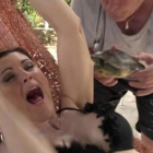 Momento en que Maria José Ruiz es mordida por una tortuga.-/ PERIODICO (TELE 5)