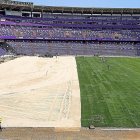 Vista panorámica del estadio en la mañana de ayer, con medio campo instalado con el tepe.-R. GRÁFICO: M.Á.SANTOS