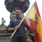 El pescador leonés David García posa con la bandera de España.-L. DE LA FUENTE
