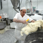 La masa preparada de pan candeal se dispone en una máquina para su elaboración en la empresa vallisoletana Fadispan.-ICAL