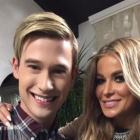 Tyler Henry posa con su amiga y clienta Carmen Electra.-INSTAGRAM