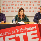 Los representantes de CCOO, UGT y SCP-CCP en Renault-España valoran el nuevo plan industrial de la firma automovilística. De izquierda a derecha, Javier Martín, de SCP-CCP; Laura del Ser, de UGT; y Rubén González, de CCOO-ICAL
