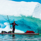 El vallisoletano Antonio de la Rosa en su tabla de paddle surf en las gélidas aguas del Océano Antártico. / L. MARTÍNEZ