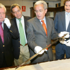 Juan Carlos Aparicio, entonces alcalde de la ciudad, muestra orgulloso la Tizona recién comprada en mayo de 2007 ante la mirada de Elorza (i.) y Jaime Mateu (d.).-SANTI OTERO