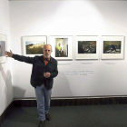 Navia comenta algunas de las fotografías que forman parte de la exposición.-ICAL
