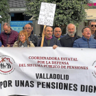Concentración de pensionistas en la plaza de Portugalete, ayer, exigiendo unas pensiones dignas.-ICAL