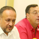 El presidente del Consejo Comarcal del Bierzo, Gerardo Álvarez (I), junto al alcalde de Villafranca del Bierzo, José Manuel Pereira (D), durante la presentación de la feria.-ICAL