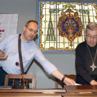El presidente autonómico de Cáritas, Antonio Jesús Martín de Lera (I), y el obispo auxiliar de Valladolid, Luis Argüello, presentan la Memoria Regional 2016 de la organización en la que da cuenta de la actividades de las 11 sedes diocesanas de la entidad-ICAL
