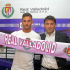 Luismi Sánchez y Braulio Vázquez, durante la presentación del mediocentro.-J.M. LOSTAU