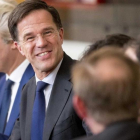 Rutte (sonriente en el centro) y Wilders (segundo izquierda), durante una reunión en La Haya, el 16 de marzo.-EFE / JERRY LAMPEN
