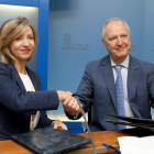 La consejera de Familia e Igualdad de Oportunidades, Alicia García, y el presidente del Consejo de la Abogacía de Castilla y León, Fernando García-Delgado, presentan y firman un convenio en materia de violencia de género.-ICAL