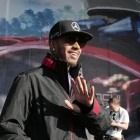Lewis Hamilton saluda a la afición a su llegada al circuito de Sochi.-AP / IVAN SEKRETAREV