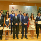 Fotografía de familia de los 14 médicos y enfermeros residentes distinguidos, con el presidente de la Junta, Juan Vicente Herrera, y el consejero de Sanidad, Antonio María Sáez.-ICAL