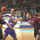 César Montes busca el pase en la victoria del BMValladolid en Barcelona de la temporada 01-02.-QUIQUE GARCÍA