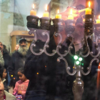 Colonos judíos en una ceremonia religiosa dentro de la Tumba de los Patriarcas en la ciudad cisjordana de Hebron el pasado domingo.-EFE