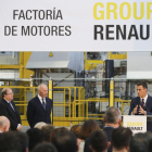 Juan Vicente Herrera, Thierry Bolloré y Pedro Sánchez, durante su visita a la planta de aluminio de Renault.-MIGUEL ÁNGEL SANTOS / PHOTOGENIC