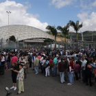 Ciudadanos hacen fila para ingresar al centro de votación de contingencia "El Poliedro" hoy, domingo 30 de julio de 2017, en Caracas (Venezuela)-EFE / MIGUEL GUTIERREZ