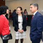 El director general de Caja Burgos, Rafael Barbero; la directora de Obra Social de la Fundación Caja de Burgos, Rosa Pérez, y la coordinadora técnica del programa Lanzaderas en Fundación Santa María la Real, Rocío Pérez, inauguran el Meeting Profesional d-Ical