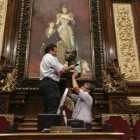 Dos trabajadores municipales retiran el busto del rey Juan Carlos I, en julio.-DANNY CAMINAL