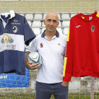 Miguelón posa en los campos de Pepe Rojo con las camisetas delQuesos yEspaña, sus dos amores.-J.M. LOSTAU