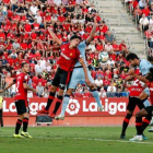 Diego Costa (d) remata para marcar el primer gol del Atlético en Mallorca.-