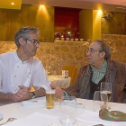 Cómplices. Antonio y Daniel, cómplices en la barra y en la mesa cuando se trata de charlar y comer.-M. DENEIVA