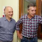 Los candidatos al Congreso y al Senado de la UPL por León, Julio González Rivo (D) y Luis Manuel Esteban (I) siguen el escrutinio desde la sede del partido.-ICAL