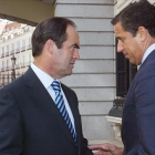 Los exministros José Bono (PSOE) y Eduardo Zaplana (PP), en el Congreso de los Diputados-JUAN MANUEL PRATS