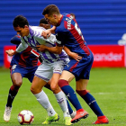 Ünal intenta zafarse del marcaje del Diop y Escalante, durante el reciente Éibar-Real Valladolid.-PHOTODEPORTE