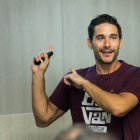 El físico burgalés Javier Santaolalla en una charla.-EL MUNDO